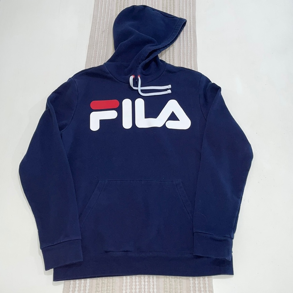 FILA logo hoodie in navy. Men’s S. 55/45 cotton/poly. Like new condition. Sharp!